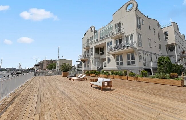 Foto del edificio - 3112 Emmons Ave