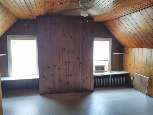 Building Photo - 2 Bedroom 1 Bathroom with Claw foot Tub