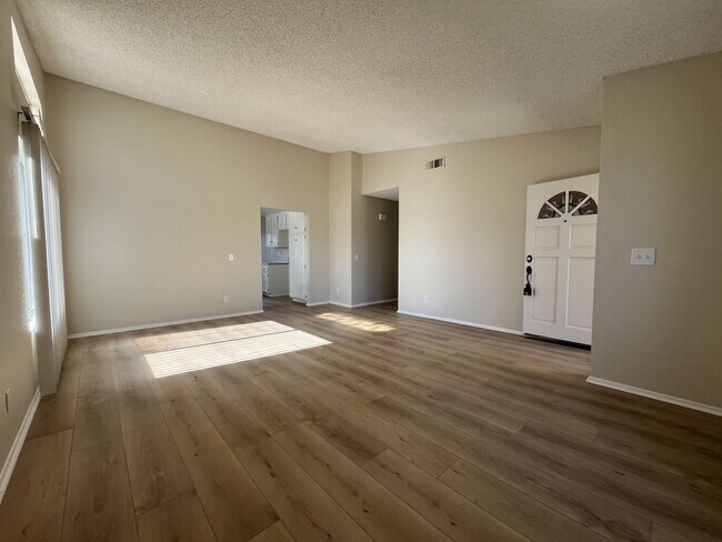 Building Photo - 1733 Oakview Way