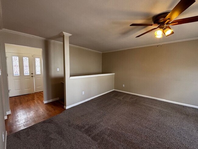 Building Photo - Cute 5 Bedroom 3 Bath Single Family Home