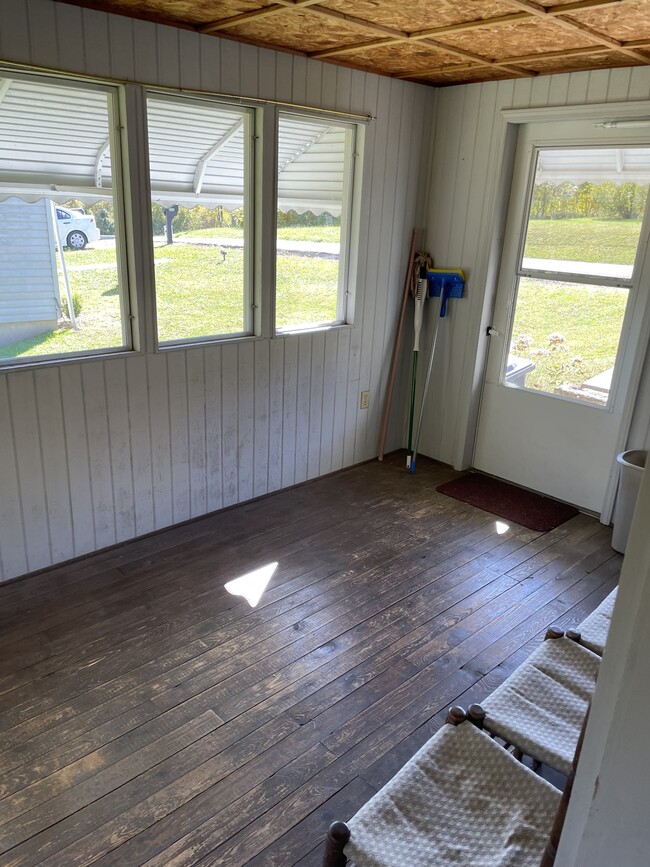 Screened in porch/ sitting area - 208 Bishop St