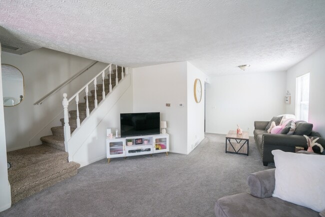 Foto del edificio - 923 Burcham Dr