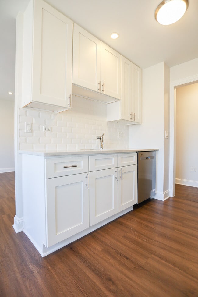 Foto del edificio - 8651 W Foster Ave