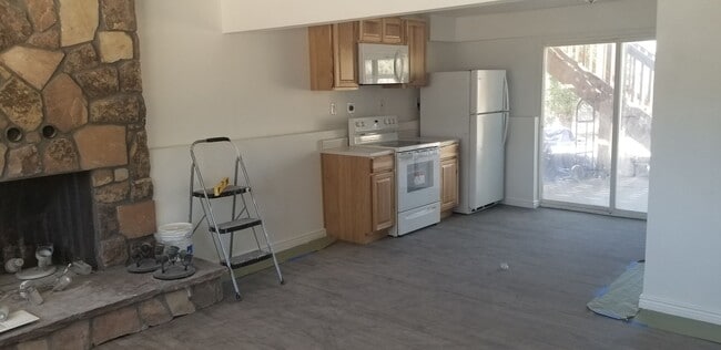 Building Photo - Charming Downstairs apartment