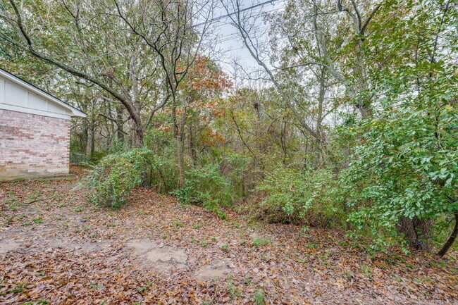 Building Photo - Fully Furnished, Updated 2BR Duplex in Quiet West Sherman