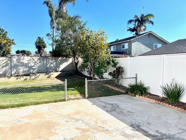 Building Photo - Green Valley Corner Lot Home Walking Dista...