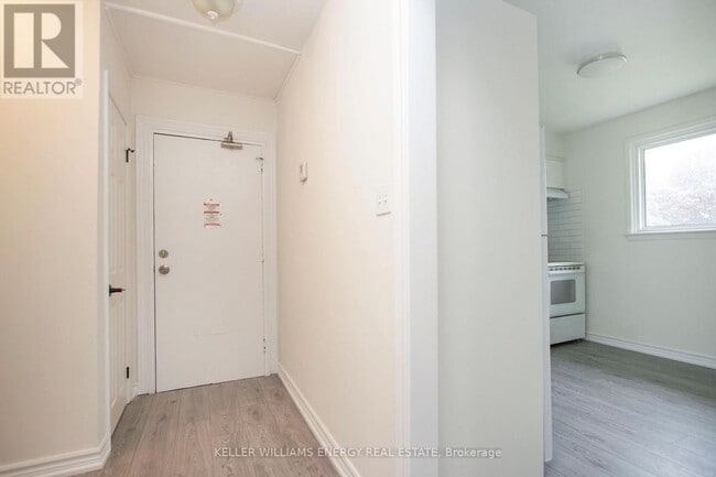 Photo du bâtiment - 743-743 Cypress Ave