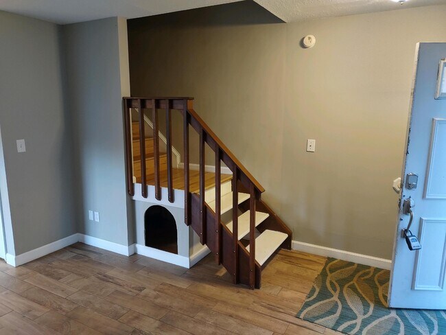 Building Photo - 100 Castilian Dr