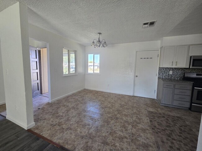 Foto del edificio - 4 Br 2 Ba available now