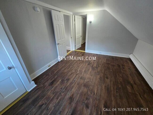 Foto del edificio - 402-404 Hammond Street-Apt. #3