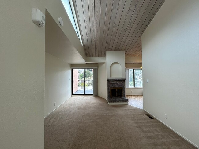 Large, 2 BR / 2 BA with Cathedral Ceilings, Washer and Dryer! - Large, 2 BR / 2 BA with Cathedral Ceilings, Washer and Dryer! House