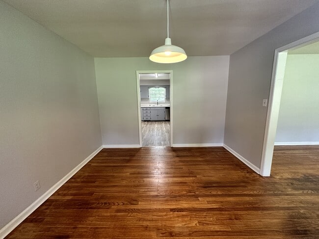 Building Photo - 1004 Riverbend Dr
