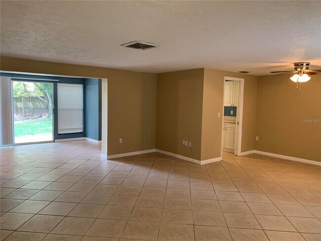 Foto del edificio - 3370 Springmill Cir