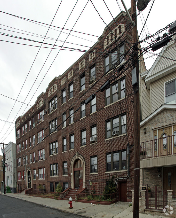 Primary Photo - 52 Newkirk St