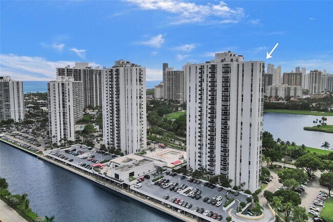 Foto del edificio - 3625 N Country Club Dr