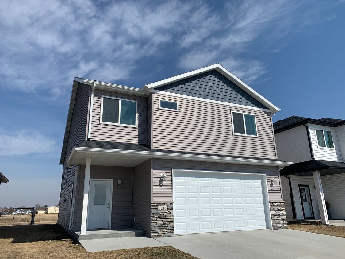 Foto principal - Newer 3 Bedroom Home in South Moorhead!!