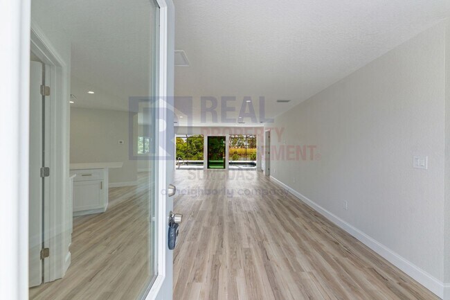 Building Photo - Beautiful 3 bed 2 bath available now!