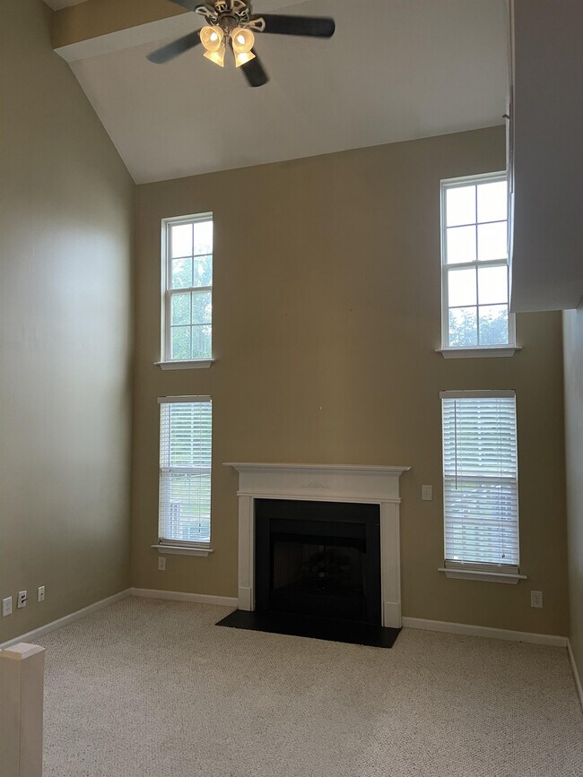 Building Photo - 216 Blue Robin Way