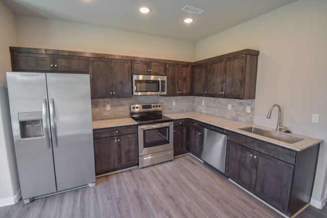 Foto del edificio - Nice 3 Bedroom 2 Baths Farmington heights!!