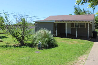 Building Photo - 902 NW 99th St