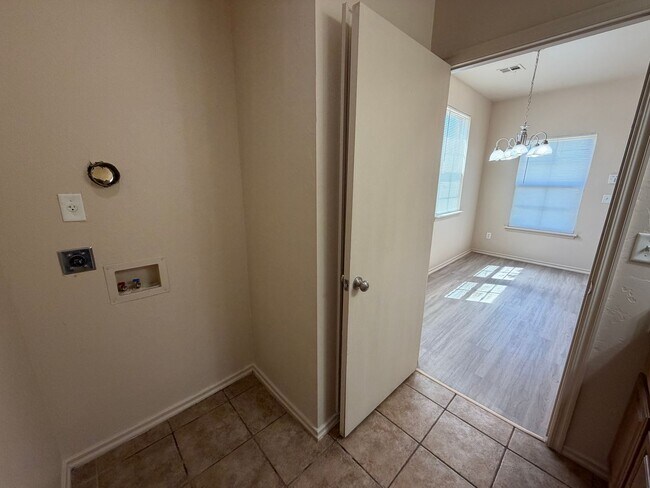 Foto del edificio - 212 Chalmette Dr