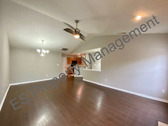 Foto del edificio - Large 2 Bedroom Town home in Pike Township