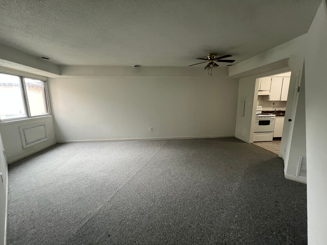 Photo principale - 2 Bedroom 1 Bath Upper Level Apartment available in Mississauga