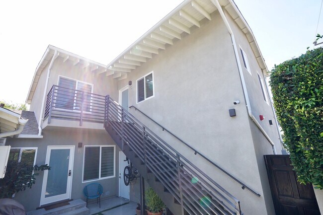 Unit B (downstairs) Unit C (upstairs) - 4957 S Centinela Ave
