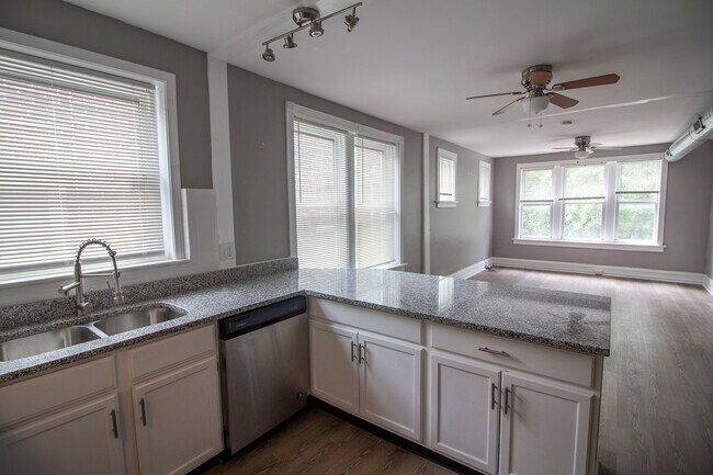 Building Photo - 4955 Lindenwood Ave