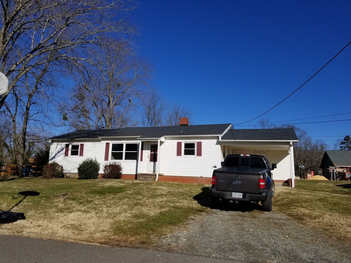 Primary Photo - Cute 2 bedroom 1.5 bath home in Pilot Moun...