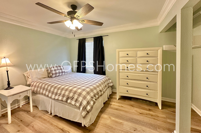 Building Photo - FURNISHED UNIT AVAILABLE APRIL 1!