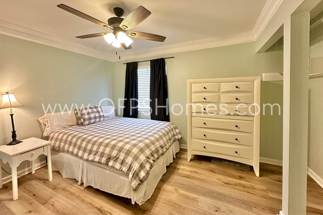 Foto del edificio - FURNISHED UNIT AVAILABLE APRIL 1!