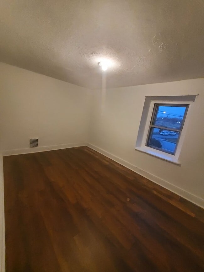 Building Photo - 4 Bedroom PHA