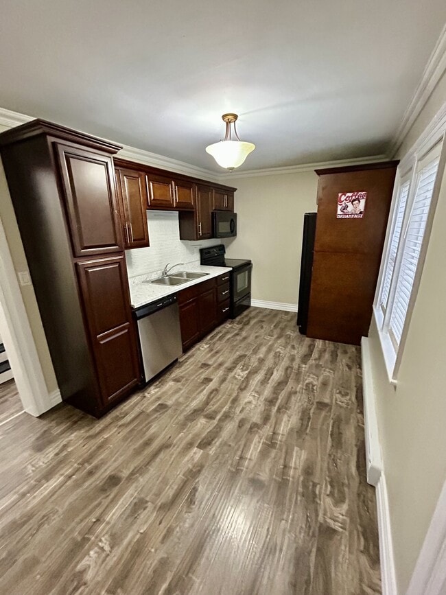 Building Photo - 96 Springdale St