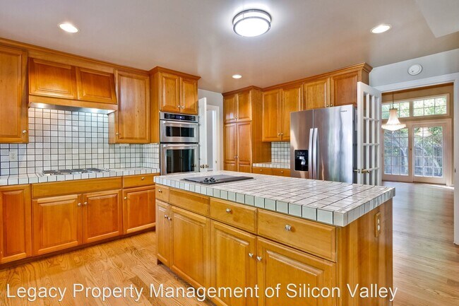 Foto del edificio - 5 br, 5 bath House - 515 Santa Rita Ave
