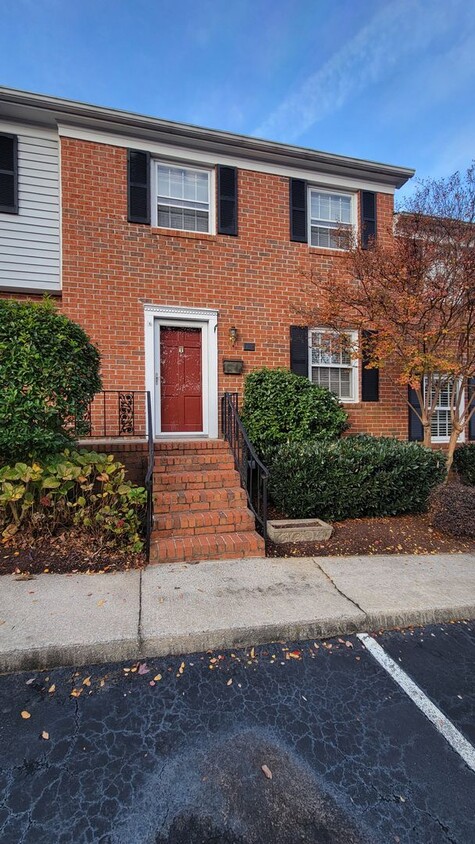 Foto principal - 2 Bed, 1.5 Bath Townhome in Greenville is ...