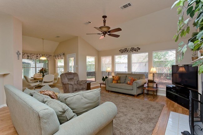 Foto del edificio - 7222 Yardley Dr