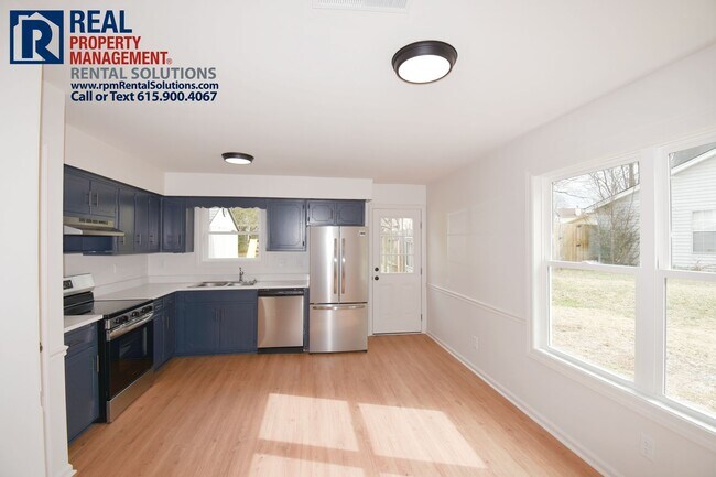 Building Photo - Adorable, updated 2 bd 2 ba duplex! Washer/dryer included and large fenced in back yard!