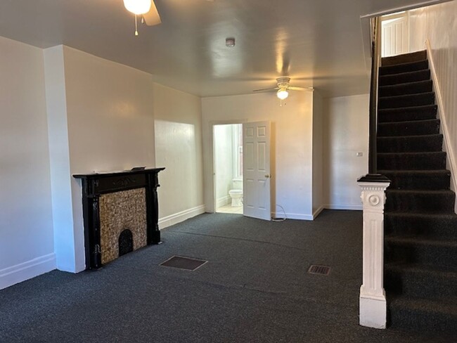 Foto del edificio - Spacious 4 Bedroom 1.5 Bathroom Row Home F...