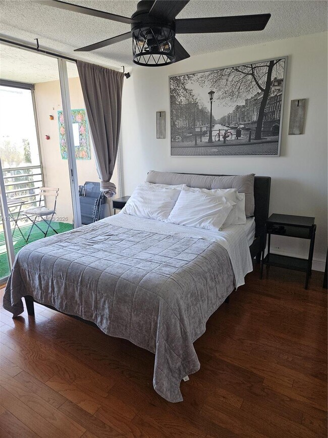 Foto del edificio - 9441 Live Oak Pl