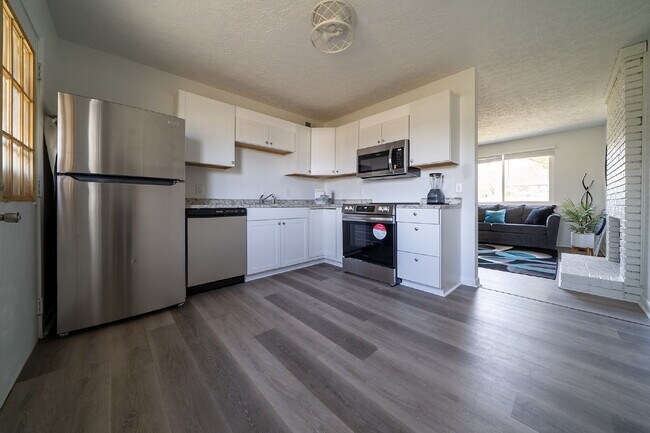 Foto del edificio - Furnished, remodeled 2BR near Nashville hospitals, all utilities and WiFi included, updated kitch...