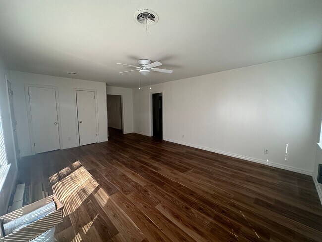 Building Photo - Welcome to this charming 2-bedroom, 1-bath...