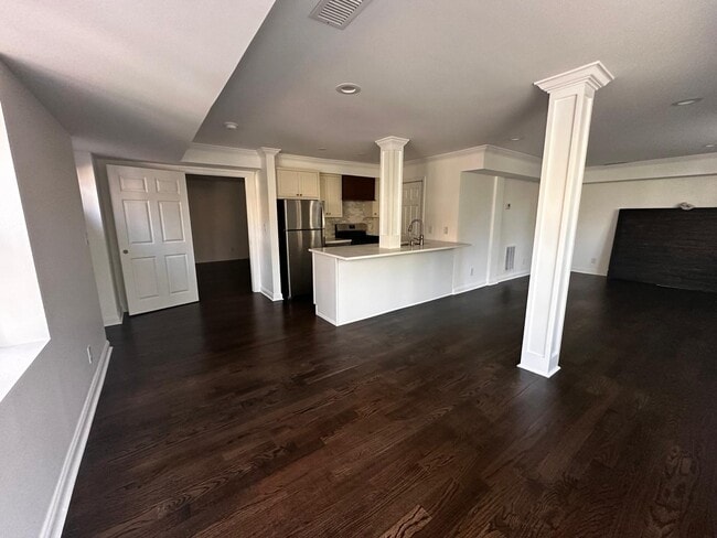 Building Photo - 3914 Parkcrest Dr NE