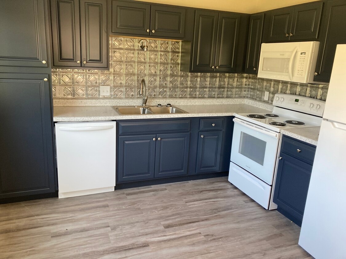 Building Photo - 2141 Aspen Dr