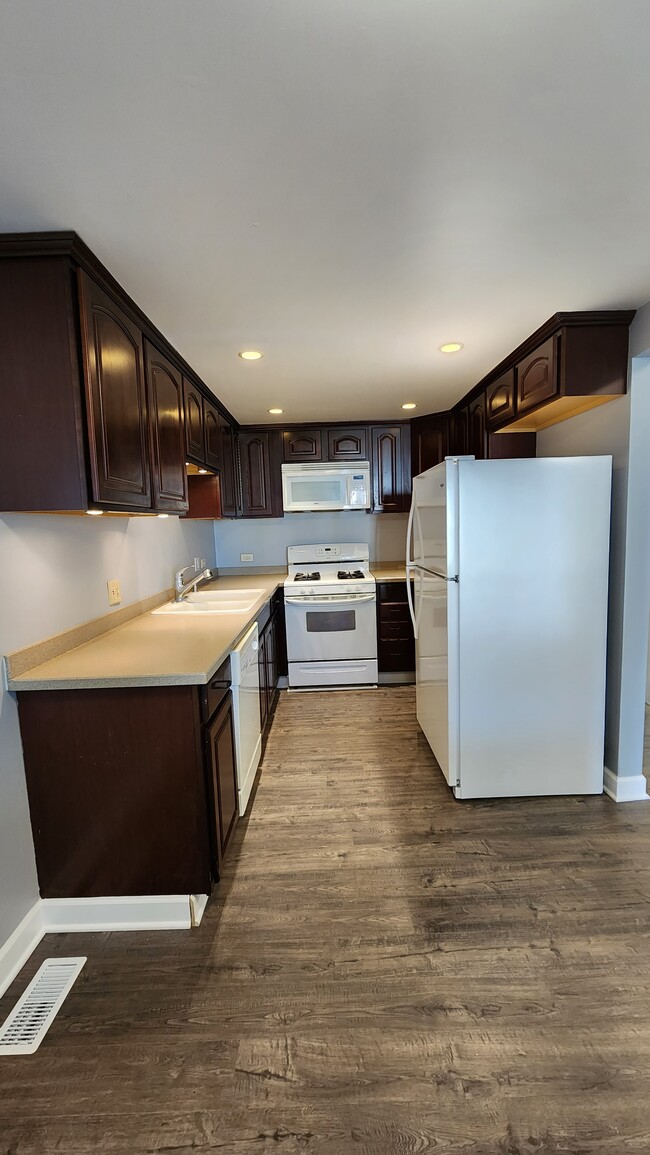 Building Photo - 17 N Waterford Dr