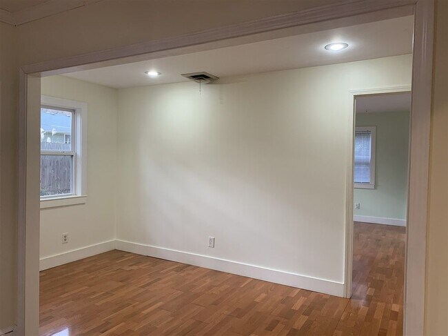 Building Photo - 935 Sunset Dr