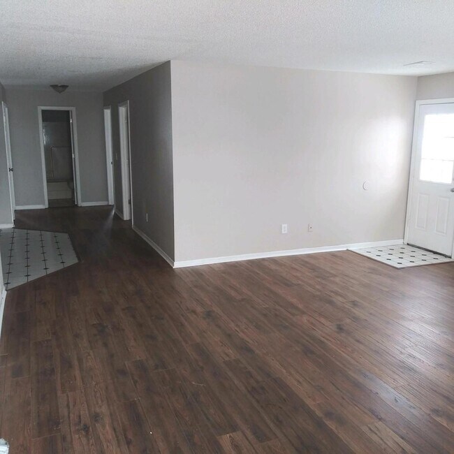 Building Photo - 504 N Austin St