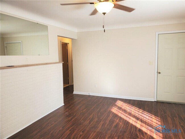 Building Photo - 560 Durango Dr