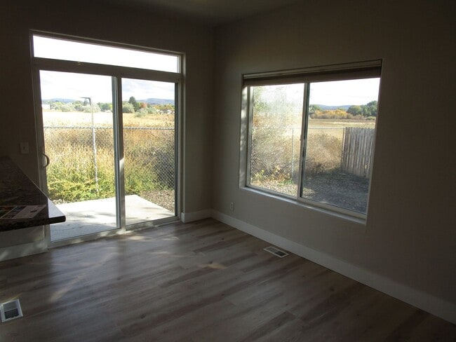 Foto del edificio - Completely Refreshed 2 Story Home with Fen...
