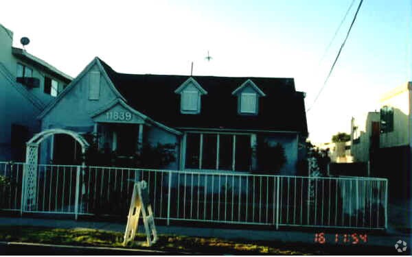 Foto del edificio - 11839 Hamlin St